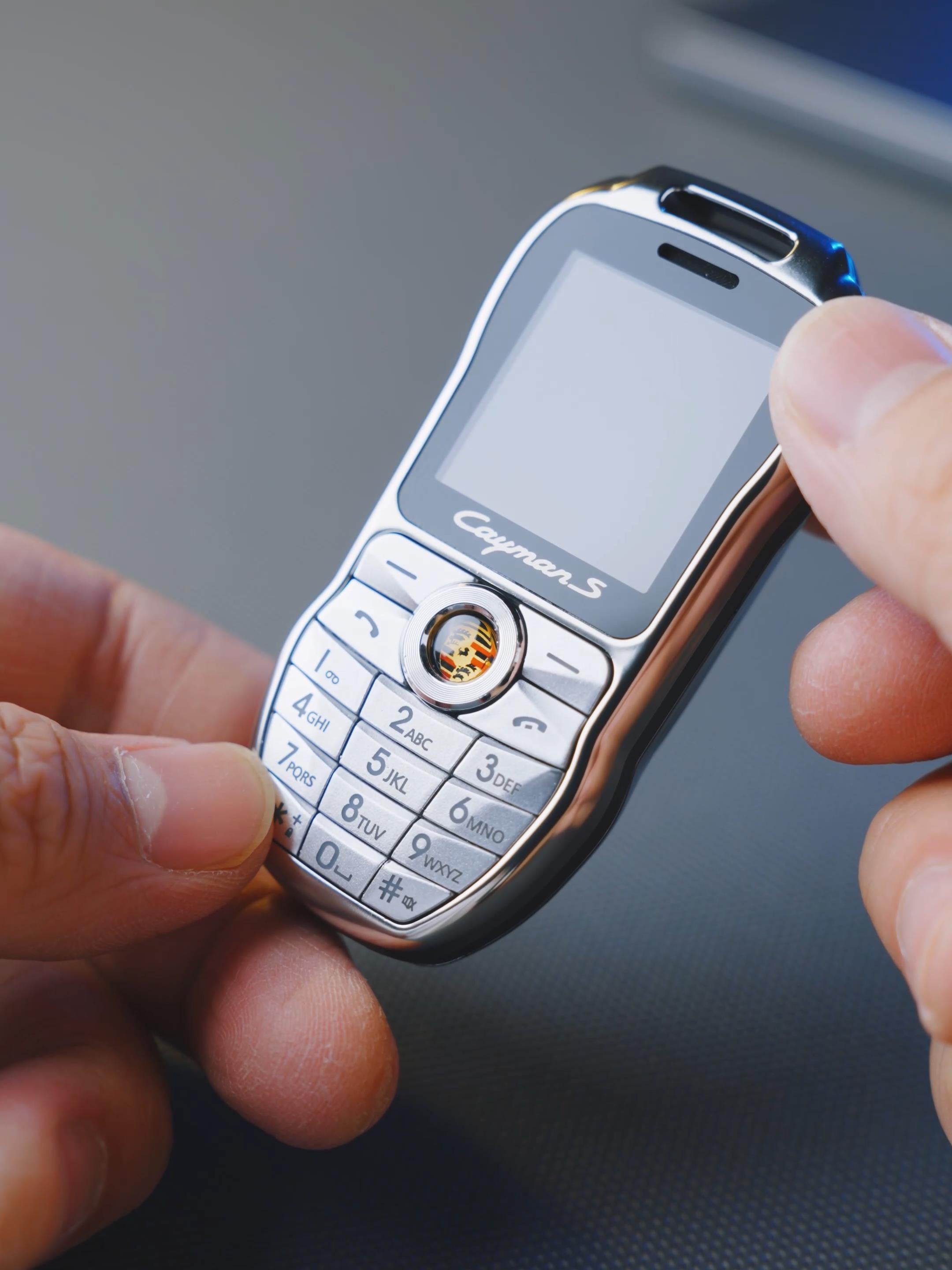 Mini téléphone de luxe Double Sim inspiré clef de voiture 2G