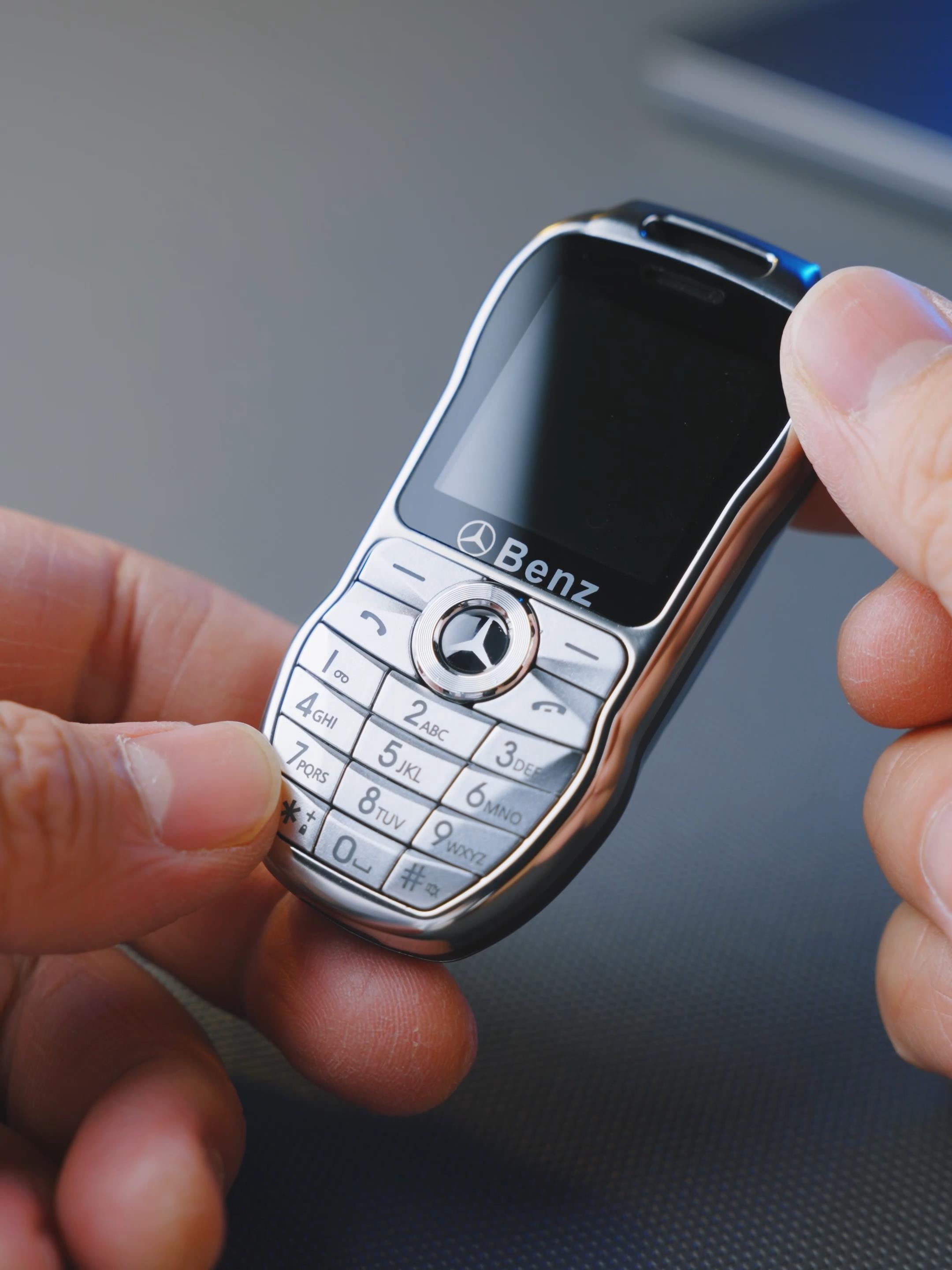 Mini téléphone clef de voiture style Double Sim 2G